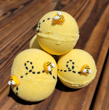 Load image into Gallery viewer, Honey-bee Bath Bomb